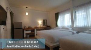 une chambre d'hôtel avec deux lits et un bureau dans l'établissement Villa Centro Hua Hin, à Hua Hin