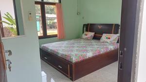 Postel nebo postele na pokoji v ubytování Guest House Monika Labuan Bajo