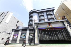 un edificio con un letrero de Miami en el frente en 전주 투헤븐, en Haga-ri