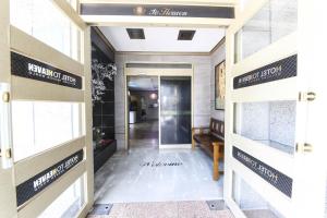 Un pasillo en un edificio con las puertas abiertas. en 전주 투헤븐, en Haga-ri