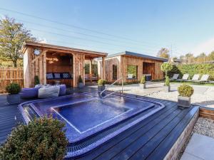 IngramにあるHoneymugの木製デッキのホットタブ