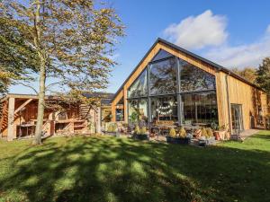 IngramにあるHoneymugの大きな窓と庭のある家