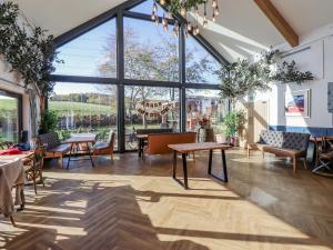 IngramにあるHoneymugのテーブルと椅子、大きな窓が備わる客室です。