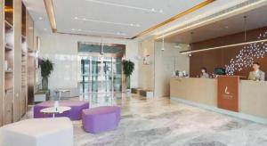 un hall d'un magasin avec des chaises violettes et un comptoir dans l'établissement Lavande Hotel Shanghai Jing'an Shibei Gaoxin, à Shanghai
