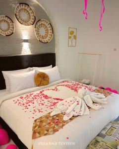 Un dormitorio con una cama con chispas. en Villa Bale Tentrem Pamungkas, en Ngemplak