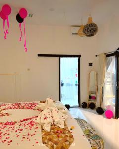 Un dormitorio con una cama con globos rosas en la pared. en Villa Bale Tentrem Pamungkas, en Ngemplak 33 fotos más
