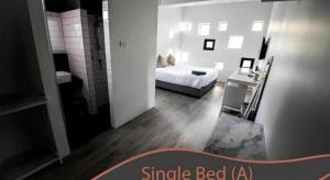 a room with a bed and a bedroom with a bed sqor at Kaoseng Rockhill Hotel in Songkhla