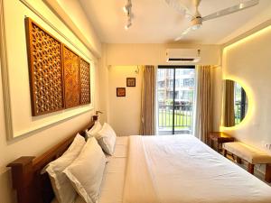 Postel nebo postele na pokoji v ubytování Ultra Luxe 1BHK Candolim - Modern Apartment, Pool, Balcony - 5 Minutes to Beach + 48 fotografií