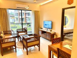 TV a/nebo společenská místnost v ubytování Ultra Luxe 1BHK Candolim - Modern Apartment, Pool, Balcony - 5 Minutes to Beach