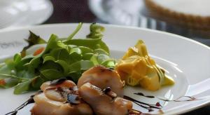 佐野市にあるHotel Miyoshino Annexのテーブルの上に野菜が添えられた料理の皿 +80枚の写真