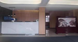 ウルムチ市にあるGreen Tree Inn Urumqi San'gong Metro Station Exitの大型プロジェクションスクリーン付空間