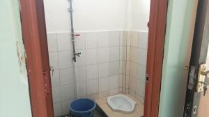 Koupelna v ubytování Guest House Monika Labuan Bajo