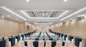 a large banquet hall with chairs and a long table at Vienna Hotel Shanghai Hongqiao Hub National Exhibition Center Huqingping Road in Shanghai