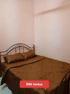 a bedroom with a bed with a brown blanket at CD Homestay 