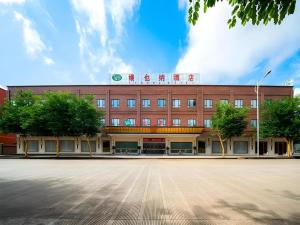 an empty parking lot in front of a building at Vienna Hotel Nanning Airport in Nanning