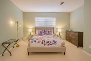 ein Schlafzimmer mit einem Bett, einer Kommode und einem Fenster in der Unterkunft Allura Del Mar Heights Pet-Friendly 5BR Retreat in Del Mar