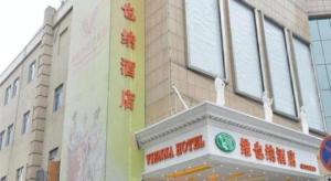 un bâtiment avec une enseigne sur le côté dans l'établissement Vienna Hotel Shanghai Songjiang Market Miaoqian Street, à Chengxi