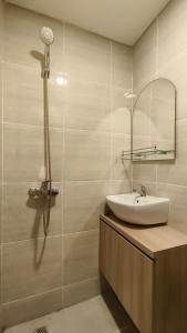 ein Badezimmer mit Waschbecken und Spiegel in der Unterkunft Apartemen Meikarta by WhiteBox in Tegaldanas + 19 Fotos