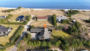 une vue aérienne d'une maison sur une île dans l'eau dans l'établissement Vakantiehuis Vlakbij Zee En Gezellig Sæby, à Sæby