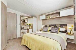 En eller flere senge i et værelse på E68 Durdle Door Holiday Park