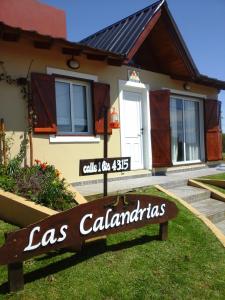 una casa con un cartel delante de ella en Las Calandrias en San Clemente del Tuyú