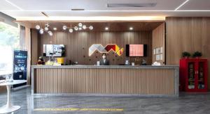 un hall de restaurant avec un comptoir et un comptoir sidx sidx sidx dans l'établissement Borrman Hotel Jiangyin Zhouzhuang, à Xiwujieqiao