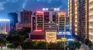 南寧市にあるEcharm Plus Hotel Nanning Convention and Exhibition Center Medical Universityの高層ビルが多く夜に灯る街