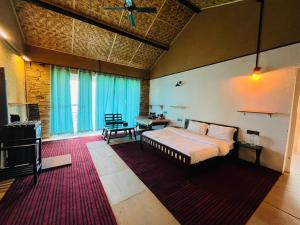 een slaapkamer met een bed en een tafel in een kamer bij Villa Himalayan Trove in Jāmb