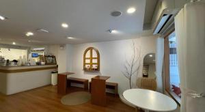 バンコクにあるSEOUL3 HOTEL & SLOW BAR CAFEのテーブルと椅子とカウンターのある部屋 +107枚の写真