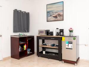 sala de estar con TV y nevera en Sunzal Loft, WSL Ecovilla Surfing, en El Sunzal