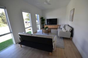 Μια τηλεόραση ή/και κέντρο ψυχαγωγίας στο Luxury Coastal Retreat -14 Haynes Rd, Middleton