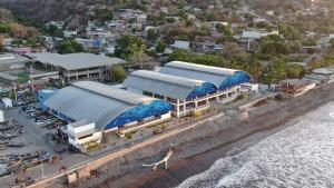 Una vista aérea de un edificio con cúpulas azules. en Sunzal Loft, WSL Ecovilla Surfing, en El Sunzal