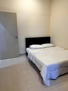 un dormitorio con una cama con sábanas y almohadas blancas en NHI Home Paka, en Paka