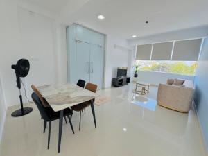 Χώρος καθιστικού στο The Colombo Charm