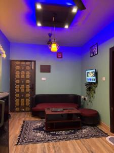 TV a/nebo společenská místnost v ubytování By the Ganges + 5 fotografií