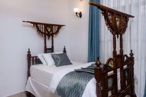 Ένα ή περισσότερα κρεβάτια σε δωμάτιο στο Savannahs Kunduchi Villa