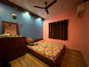 Postel nebo postele na pokoji v ubytování By the Ganges