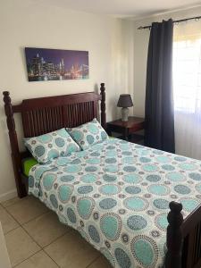 Ένα ή περισσότερα κρεβάτια σε δωμάτιο στο Comfortable 3bedroom townhouse