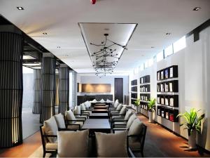 深セン市にあるH Life Hotelの長いテーブルと椅子のある長いダイニングルーム