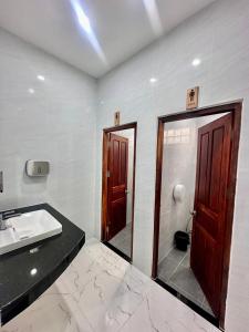 ルアンパバーンにあるMyluangprabangguesthouesの洗面台と鏡のあるバスルーム