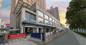 um edifício na lateral de uma rua da cidade em City Comfort Inn Hotel Wuhan Optics Valley Square Metro Station Zhongnan Minzu University em Wuhan