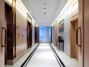 un couloir dans un immeuble avec couloir dans l'établissement Vienna Hotel Chongqing Wushan Municipal Government, à Wushan