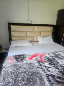 Postel nebo postele na pokoji v ubytování Jagdishwary kuteer