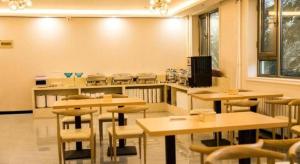 北京市にあるGreen Tree Inn Beijing Daxing District Jiugong Hospitalのレストランのテーブルと椅子が備わる部屋 +106枚の写真