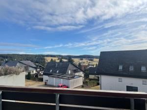 una vista desde el balcón de una casa en Black Forest Home, en Schönwald
