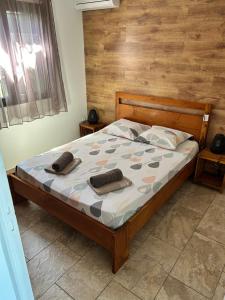 a bed with two pillows on it in a bedroom at F3 panoramique l horizon in Petite Île