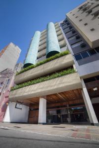 un edificio con piante verdi sul lato di esso di Cardum Hotel a Sorocaba