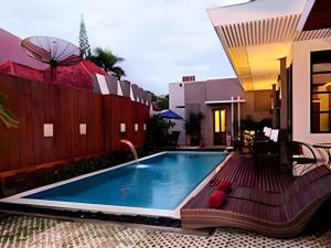 KampungdurianにあるSavali Hotelの家の裏庭にあるプール