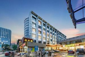 深セン市にあるZhenxing Hotelの駐車場に車が駐車されている高層ビル