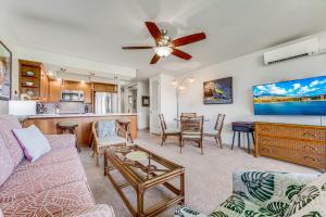 TV a/nebo společenská místnost v ubytování Papakea Resort Unit J303